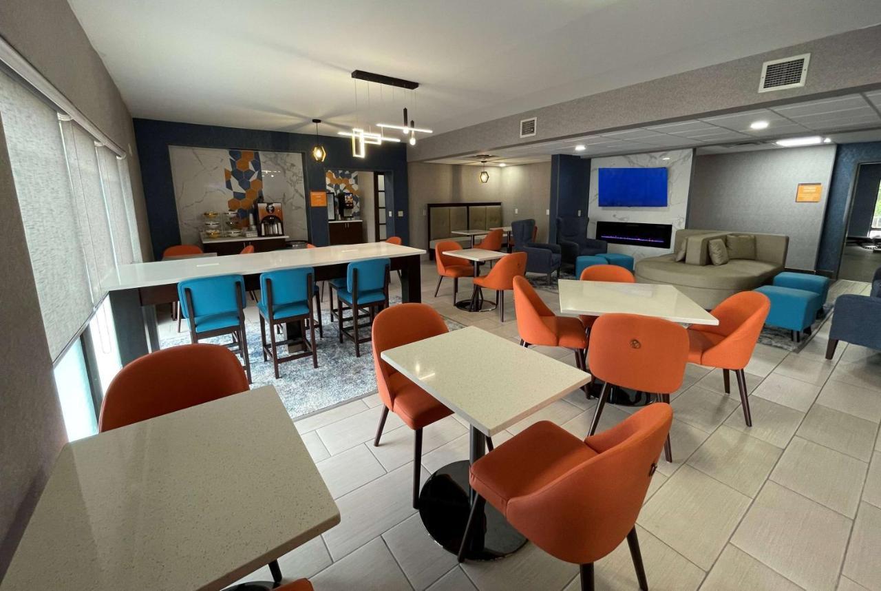 La Quinta Inn & Suites By Wyndham Fayetteville I-95 Esterno foto