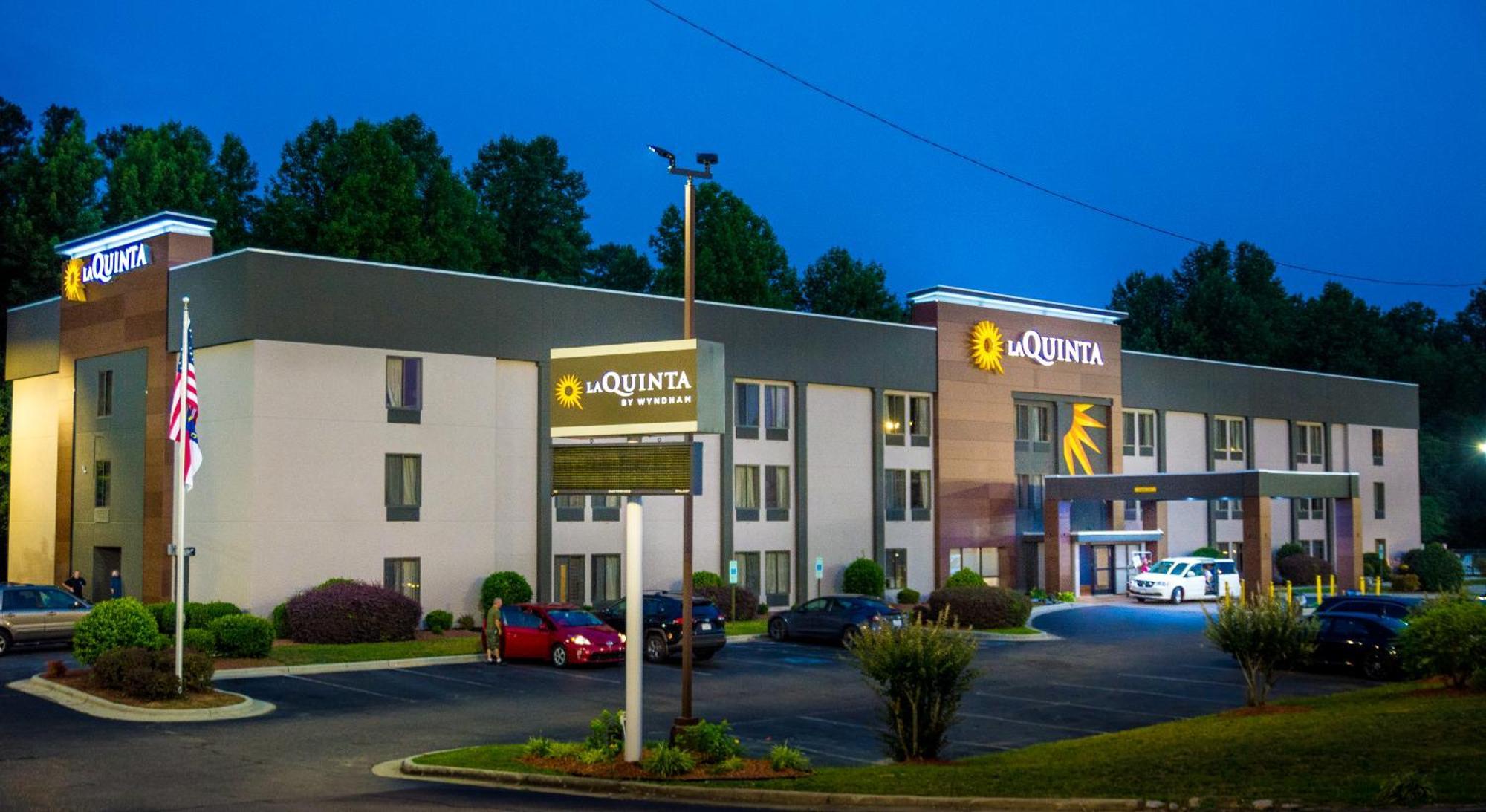 La Quinta Inn & Suites By Wyndham Fayetteville I-95 Esterno foto