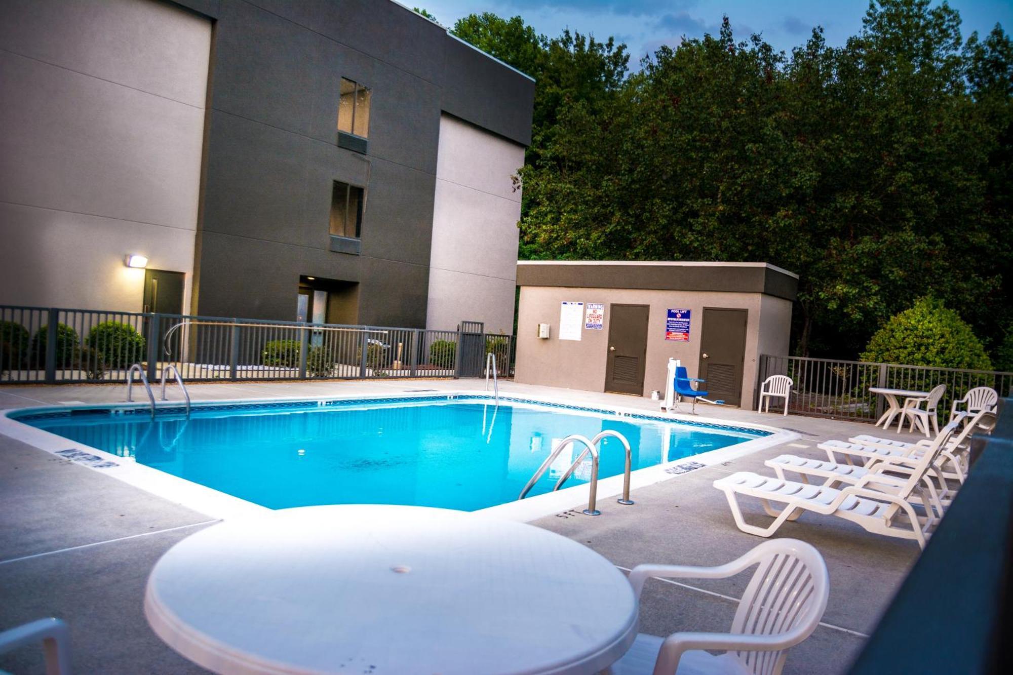 La Quinta Inn & Suites By Wyndham Fayetteville I-95 Esterno foto